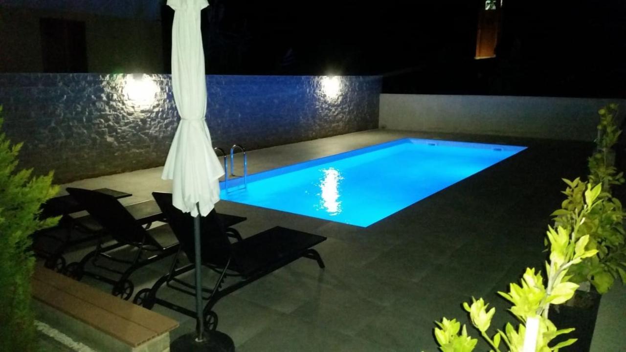 비빈제 Haus Dalmatia With Heated Pool 아파트 외부 사진