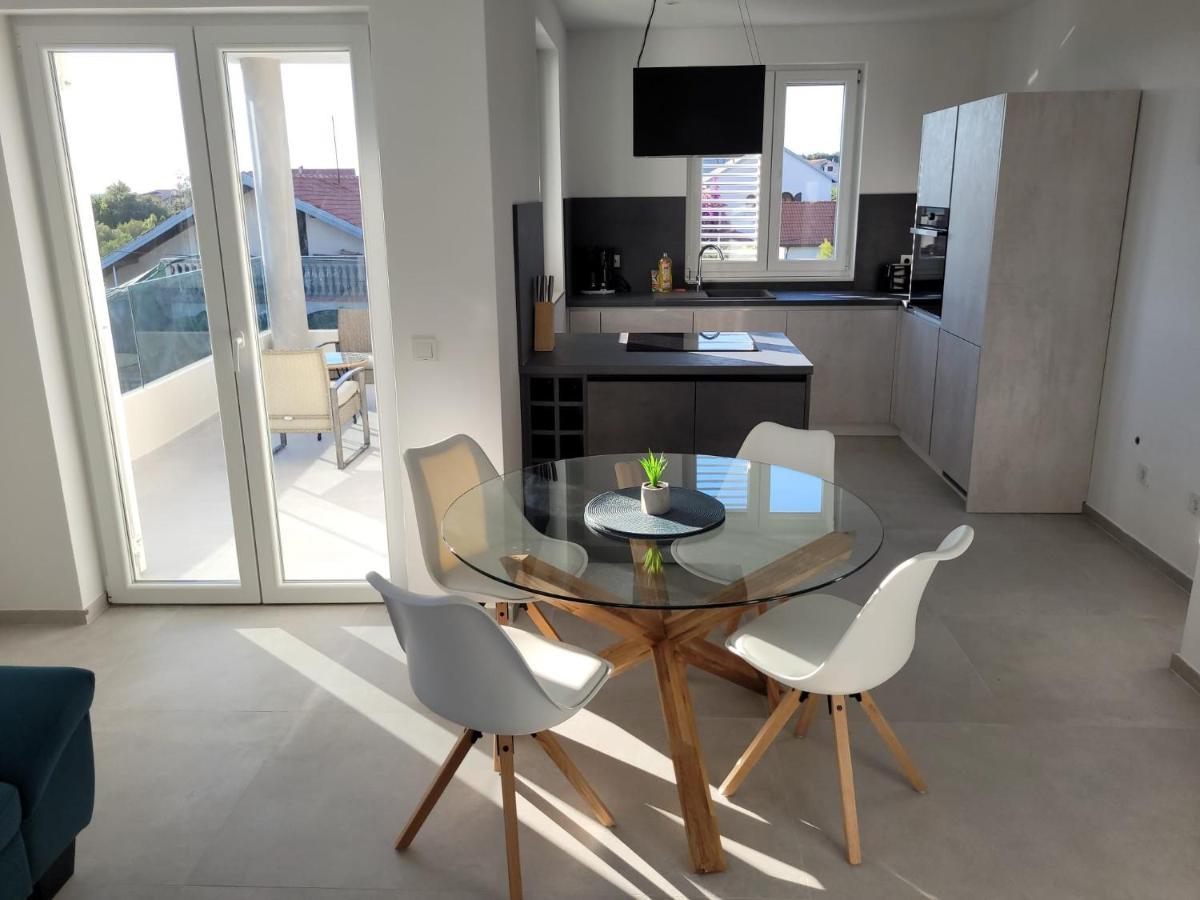 비빈제 Haus Dalmatia With Heated Pool 아파트 외부 사진