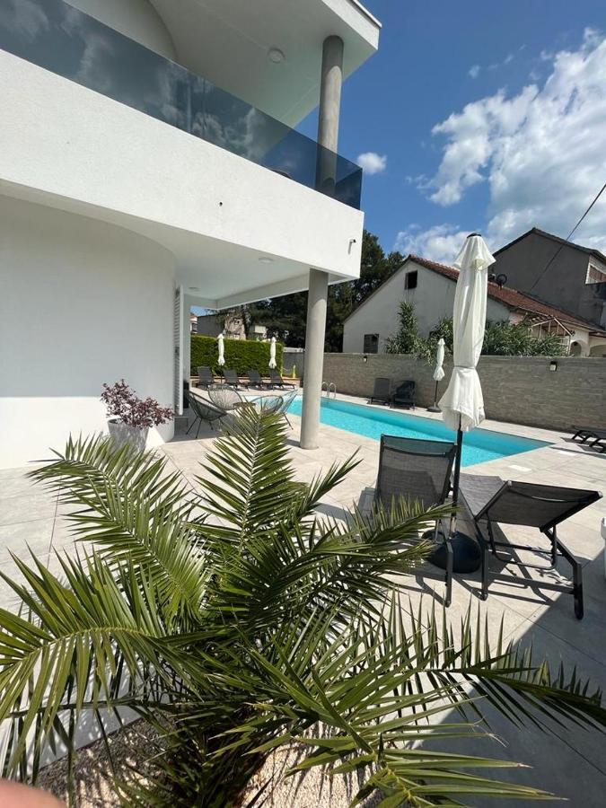 비빈제 Haus Dalmatia With Heated Pool 아파트 외부 사진