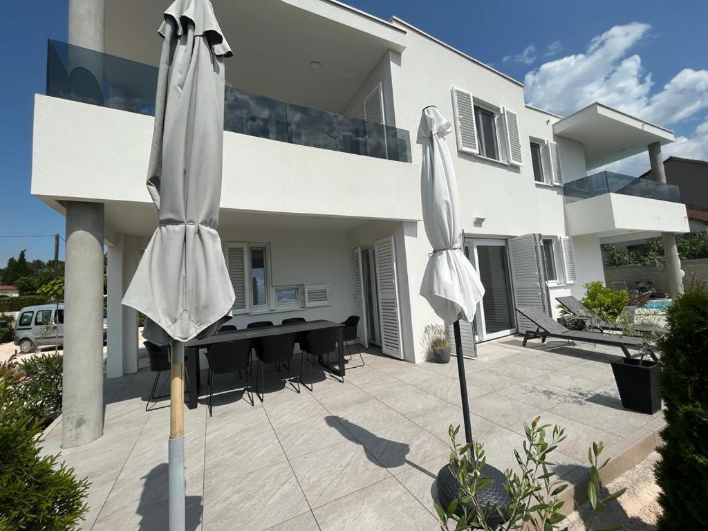 비빈제 Haus Dalmatia With Heated Pool 아파트 외부 사진
